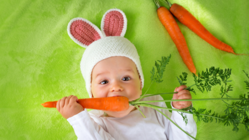 人参から食物繊維を摂取する赤ちゃん